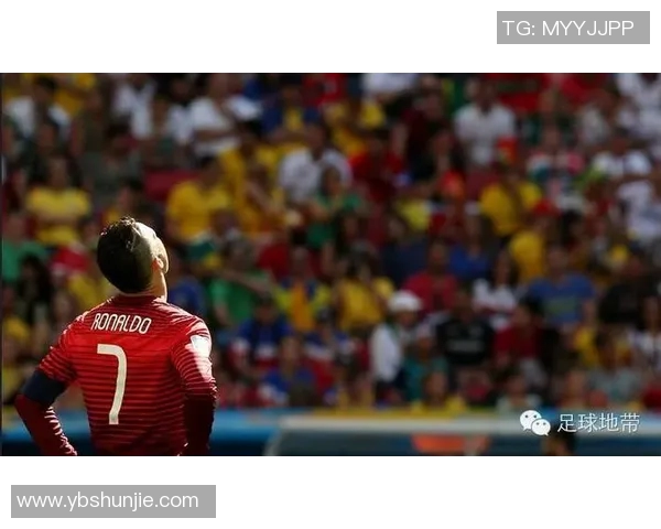 足球明星背影展现女性魅力与运动激情的完美结合